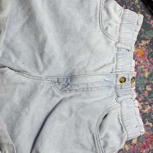 Zipper works great so do buttons has belt holes and stretchy